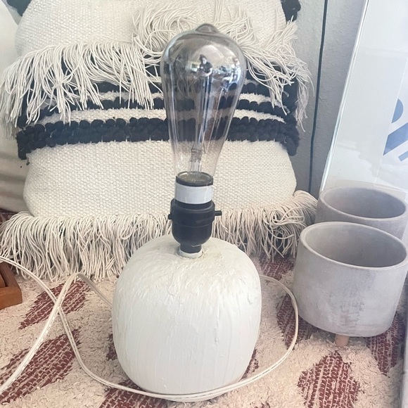 Vintage mid century mcm table ceramic white handpainted lamp working 9” decor - Picture 8 of 17